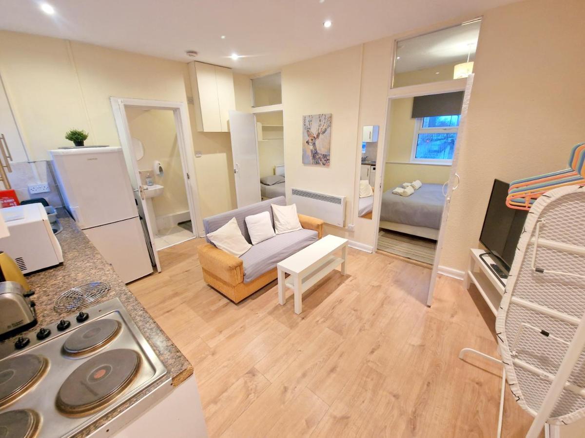 Super Studio With Two Bedrooms - Five Minutes From The Station! Лондон Екстер'єр фото