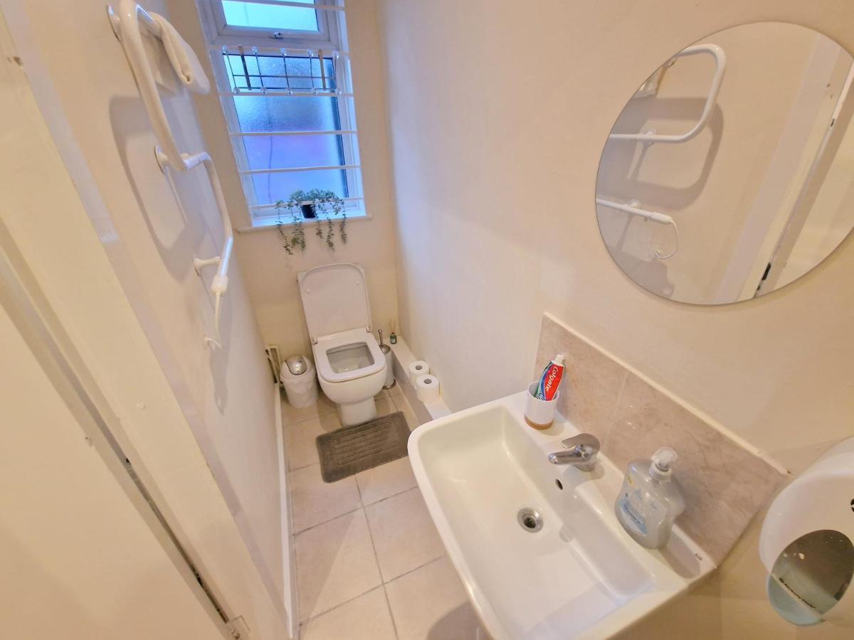 Super Studio With Two Bedrooms - Five Minutes From The Station! Лондон Екстер'єр фото