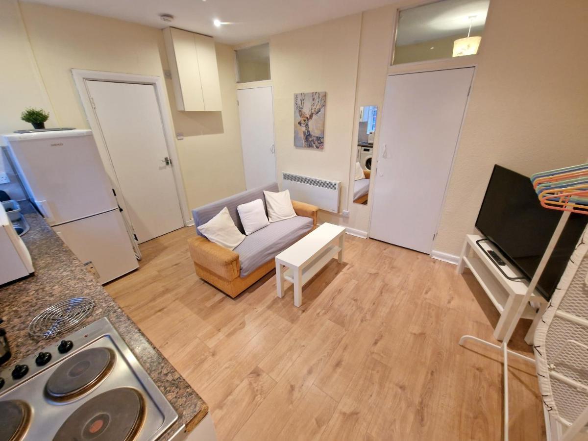 Super Studio With Two Bedrooms - Five Minutes From The Station! Лондон Екстер'єр фото