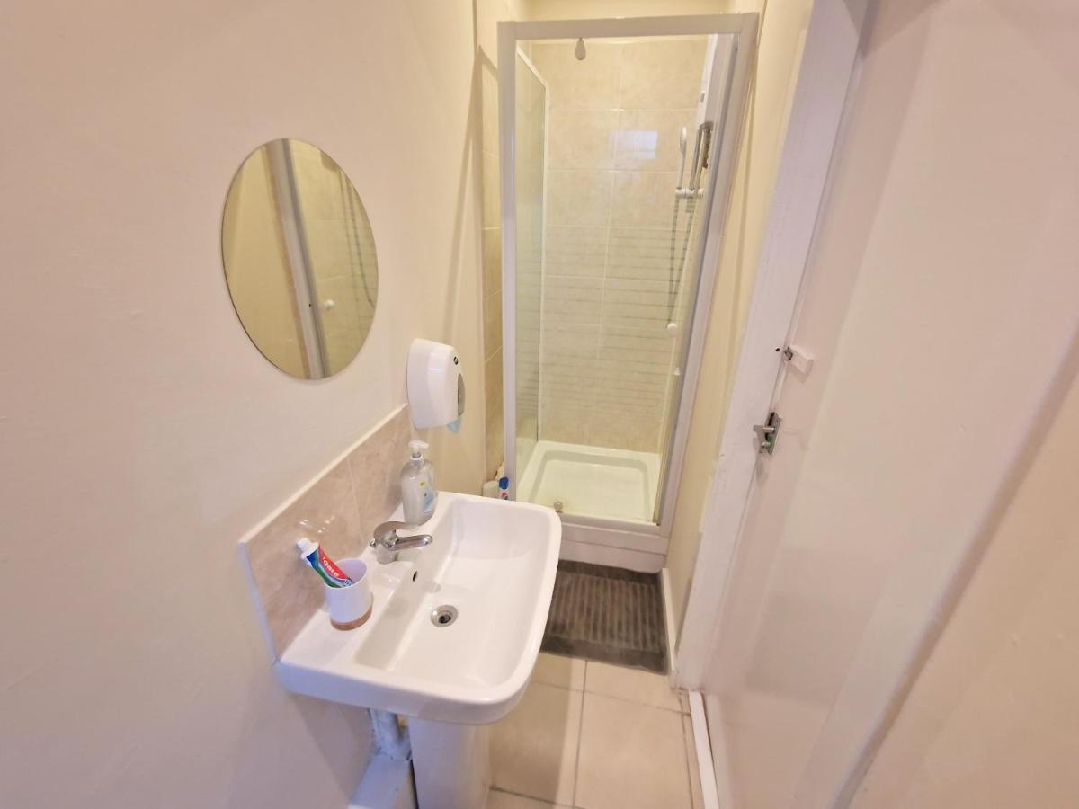 Super Studio With Two Bedrooms - Five Minutes From The Station! Лондон Екстер'єр фото