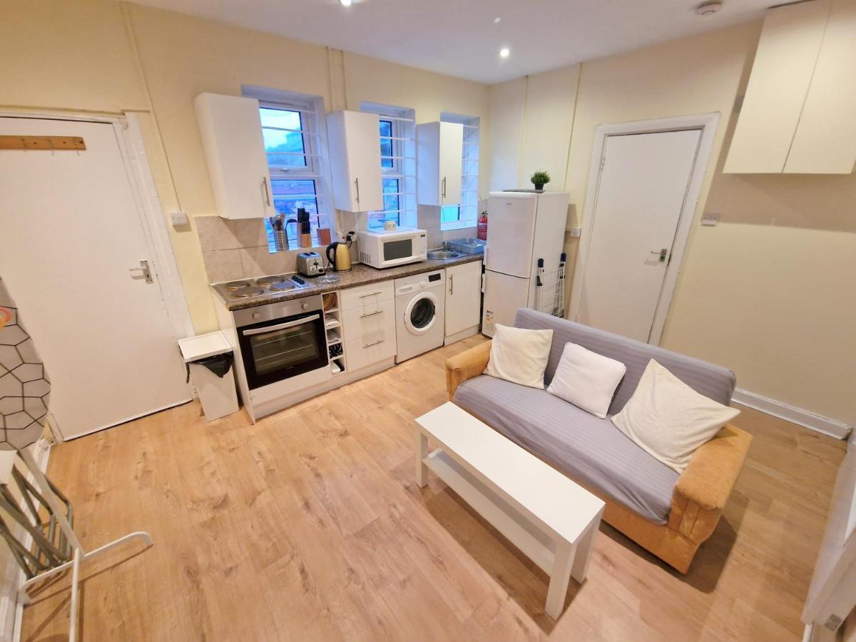 Super Studio With Two Bedrooms - Five Minutes From The Station! Лондон Екстер'єр фото