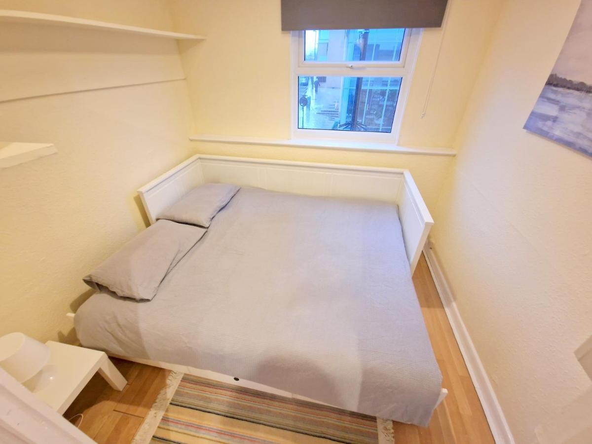 Super Studio With Two Bedrooms - Five Minutes From The Station! Лондон Екстер'єр фото
