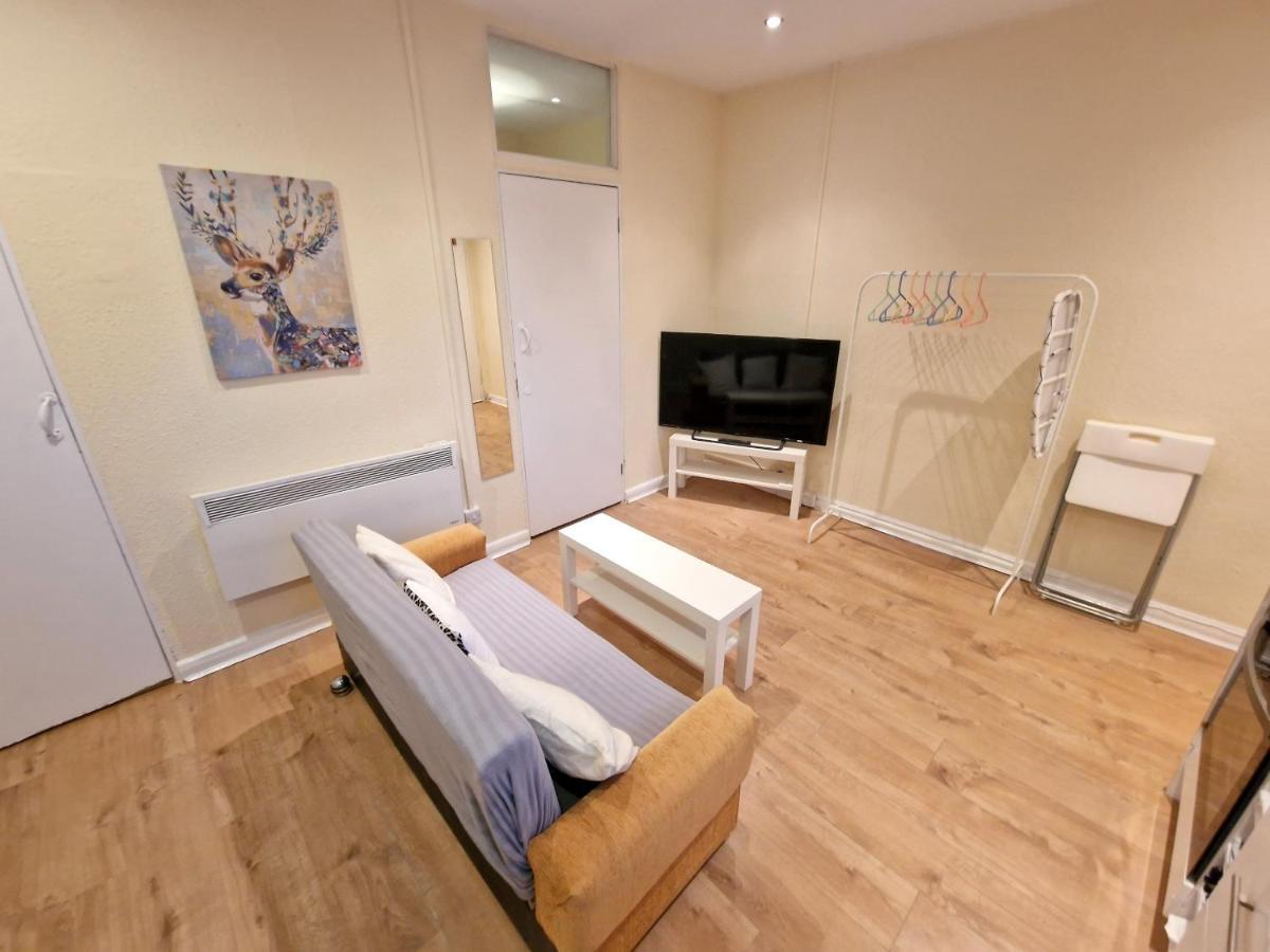 Super Studio With Two Bedrooms - Five Minutes From The Station! Лондон Екстер'єр фото